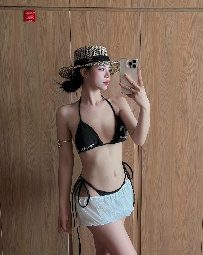 Lọt khe lộ camel toe sướng run rẩy