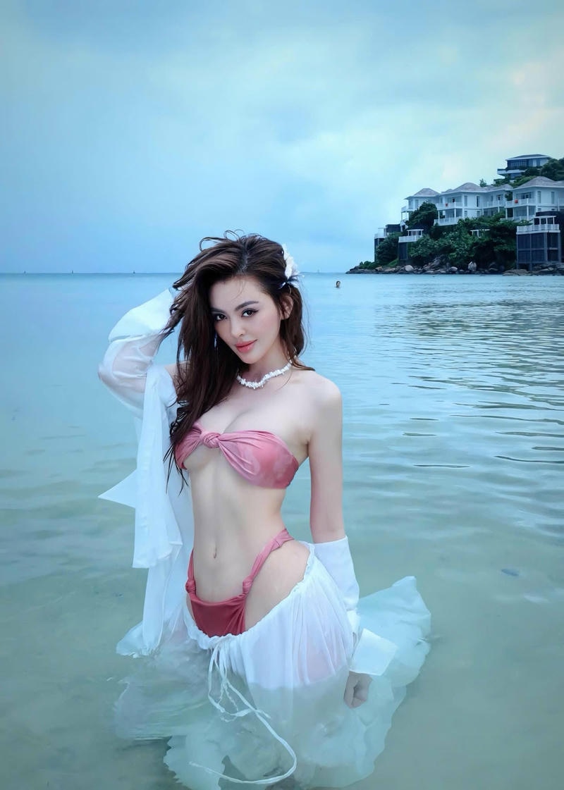 Gái lọt khe mông cong vút chờ cặc to