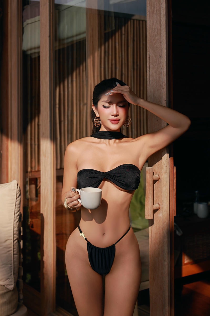 Gái mặc lọt khe dang mông mời cặc cứng