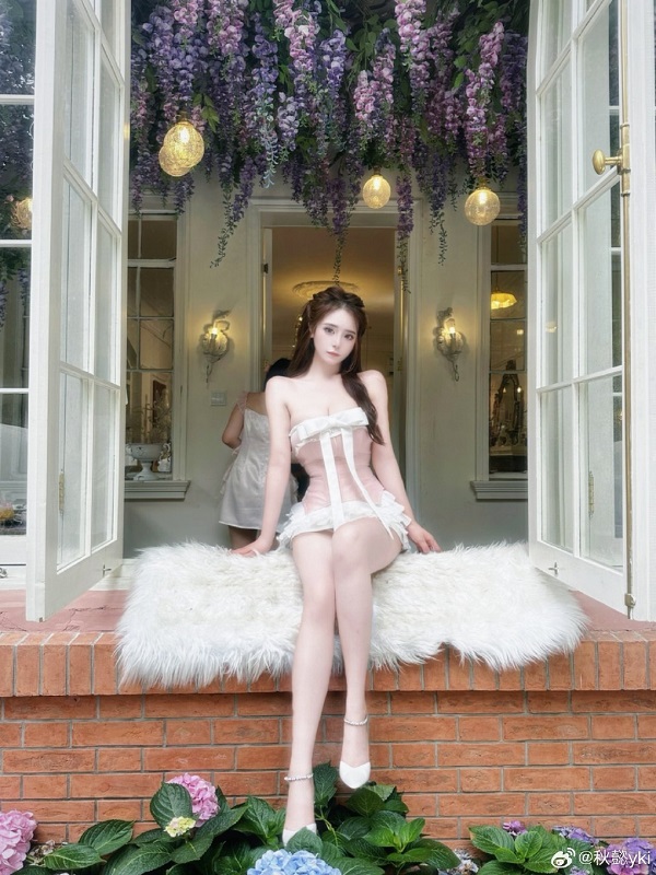 Gái đẹp khoe làn da trắng mịn trong chiếc pinky hờ hững