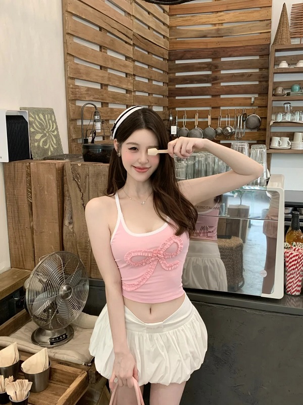 Cô gái sở hữu vòng eo con kiến trong bộ pinky siêu sexy