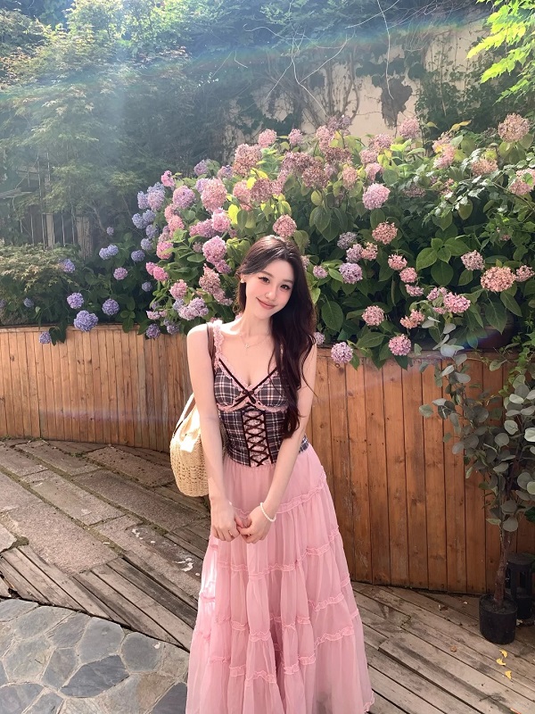 Nàng thơ trong chiếc pinky hồng nhẹ nhàng nhưng đầy mê hoặc