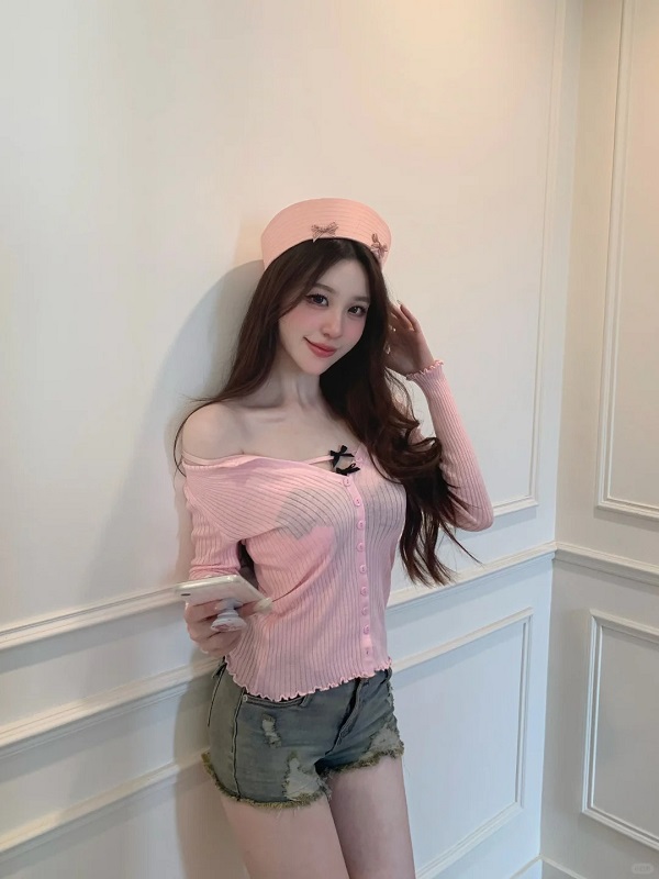 Mỹ nhân khoe vai trần gợi cảm trong chiếc pinky mong manh