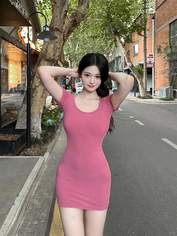 Gái xinh trong bộ pinky ôm sát, khoe đường cong nóng bỏng