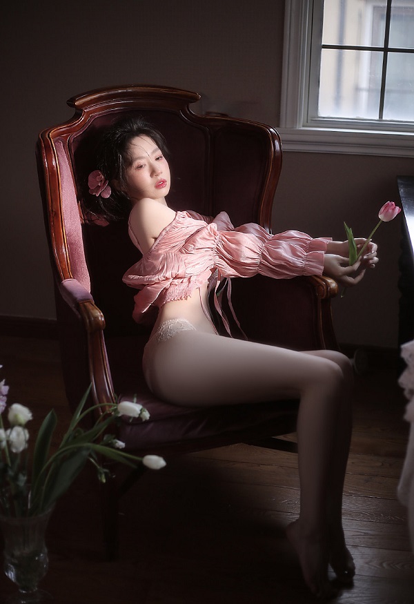 Pinky mỏng tang giúp hot girl tôn lên vẻ đẹp đầy nữ tính