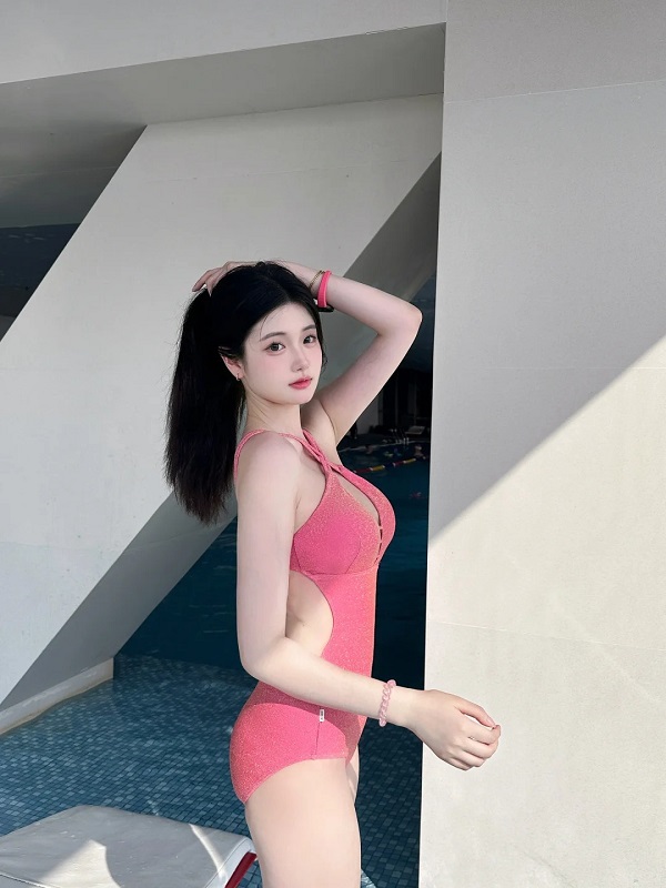 Hot girl diện pinky bó sát, khoe body đồng hồ cát hoàn hảo