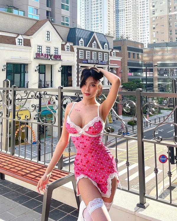 Gái xinh thả dáng quyến rũ với bộ pinky hai dây nóng bỏng