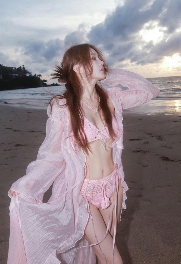 Cô nàng với mái tóc xoăn nhẹ, diện pinky mềm mại đầy mê hoặc