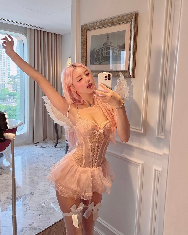 Hot girl trong bộ pinky trắng, vẻ đẹp vừa ngây thơ vừa quyến rũ