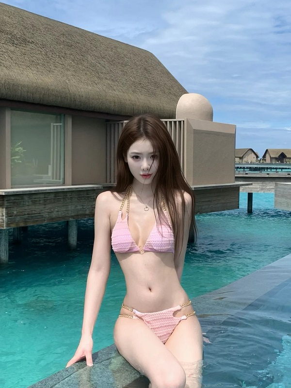 Cận cảnh vòng eo nhỏ nhắn trong bộ pinky