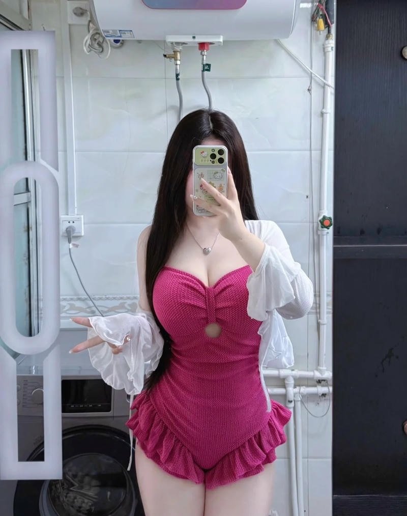 Em gái body cong vút mông to tròn lẳn nằm nghiêng trên giường