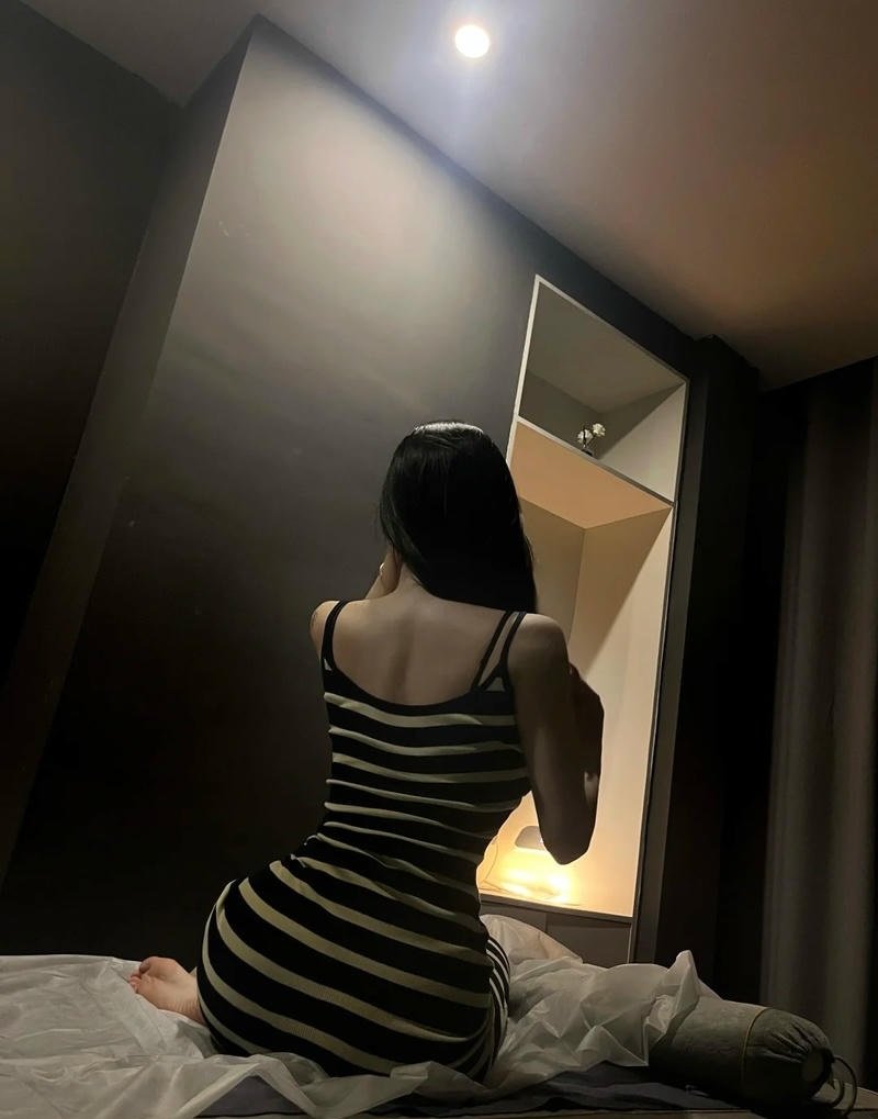 Gái xinh body cong mông to nằm sấp cực hot