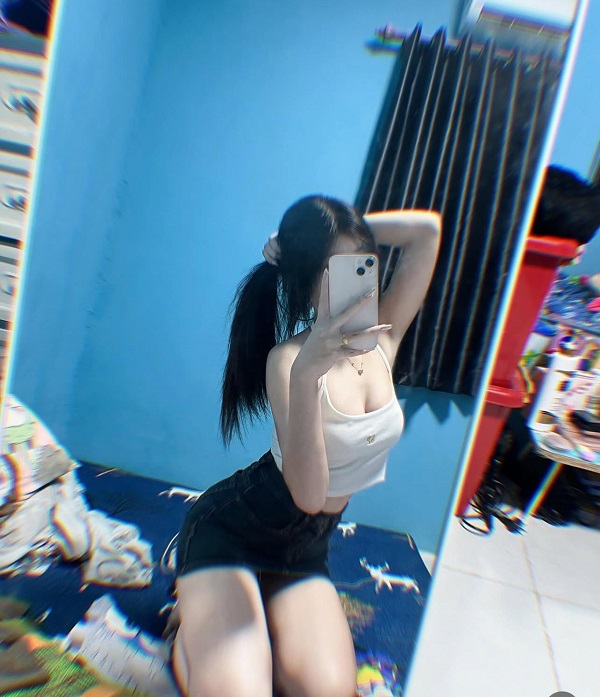 Gái xinh 2008 mặc áo 2 dây khoe ngực to