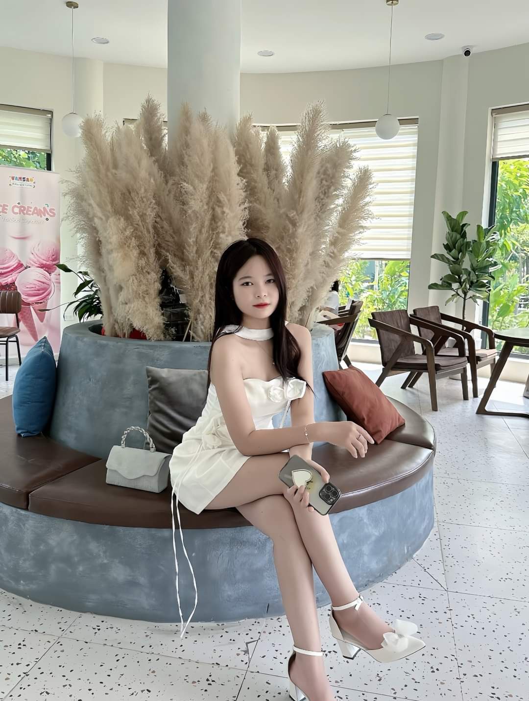 Ảnh gái sinh năm 2008 ngồi quán cà phê