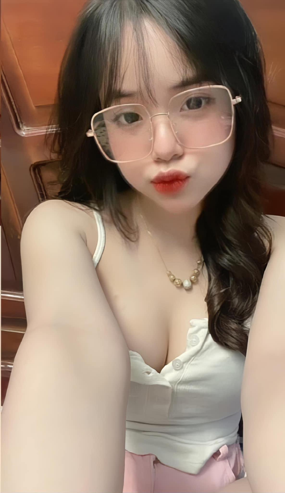 Hình ảnh gái xinh 2k8 đeo kính