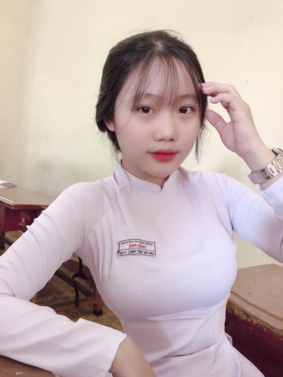 Gái sinh năm 2008 mặc áo dài trắng tinh khôi