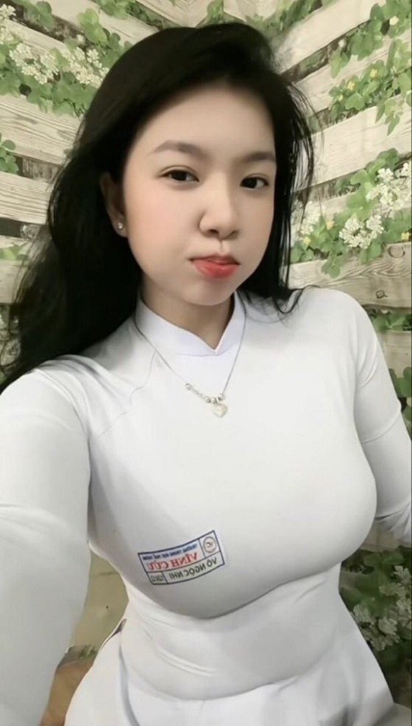Gái 2008 chụp ảnh tại sân trường