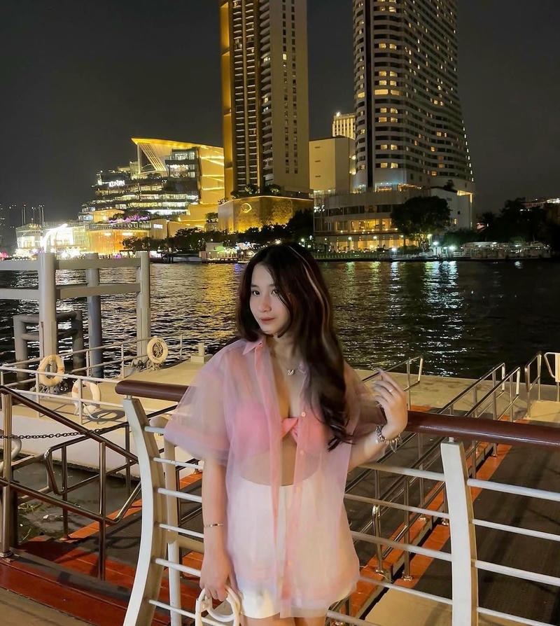 Gái xinh mặc đồ thiếu vải lồn hồng lộ rõ chờ cặc