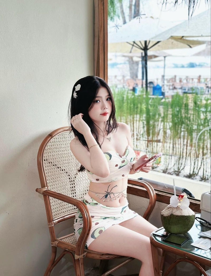 Gái xinh mặc đồ thiếu vải hai chân giơ cao