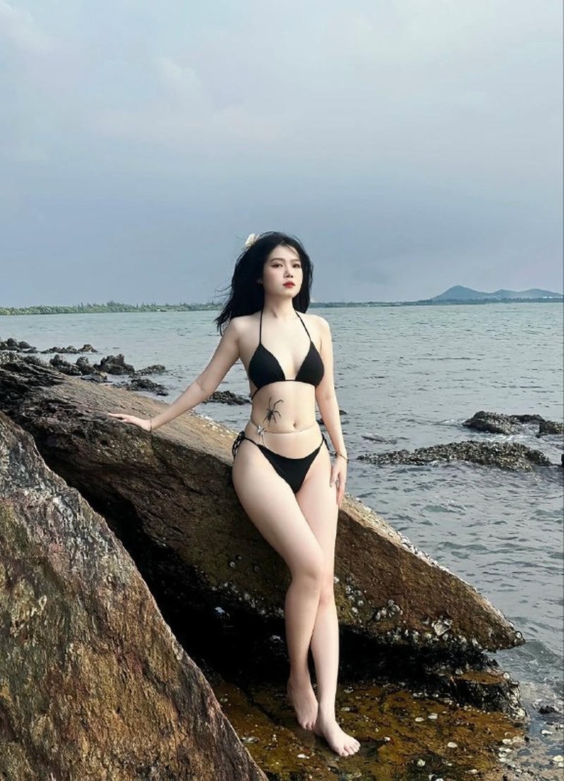 Gái xinh mặc đồ hở nứng điên chờ cặc to