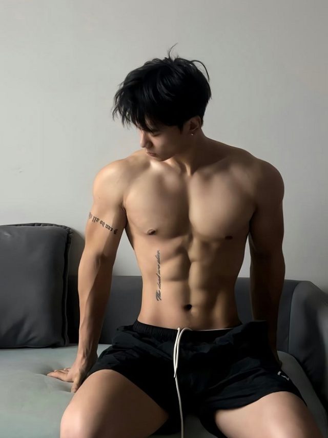 Trai đẹp khoe body trong ảnh trai 6 múi trên ghế sofa