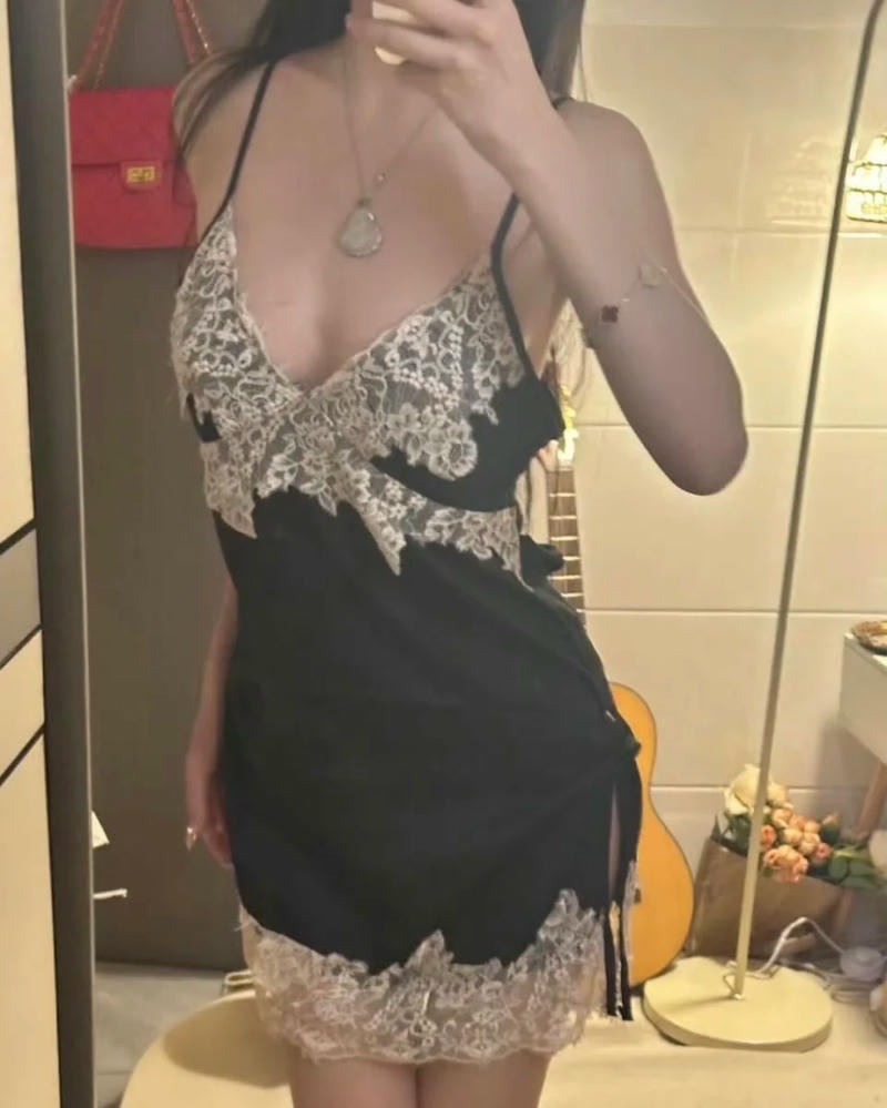 Hot girl đồ ngủ hai chân giơ cao lộ hết