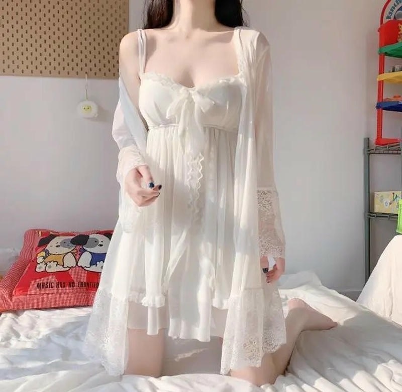 Gái xinh mặc đồ ngủ liếm sạch tinh dính khắp
