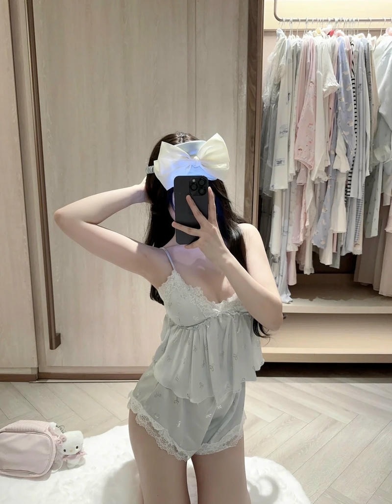 Hot girl đồ ngủ quỳ bú dã man không dừng