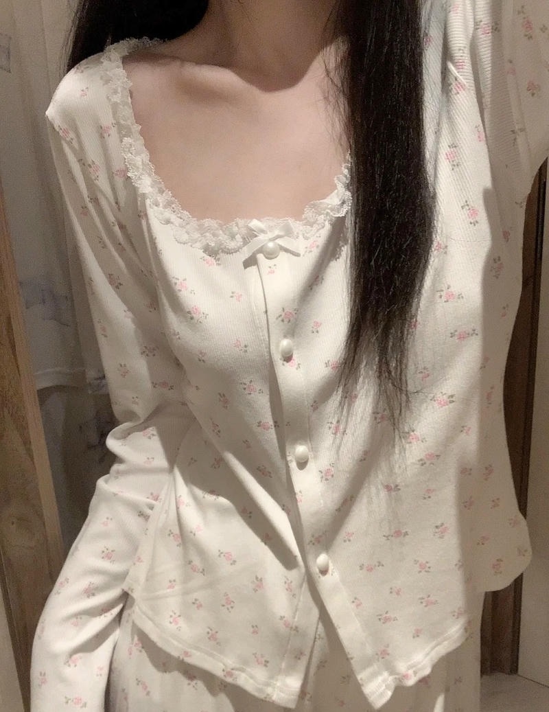 Hot girl đồ ngủ dang háng mời cặc khổng lồ
