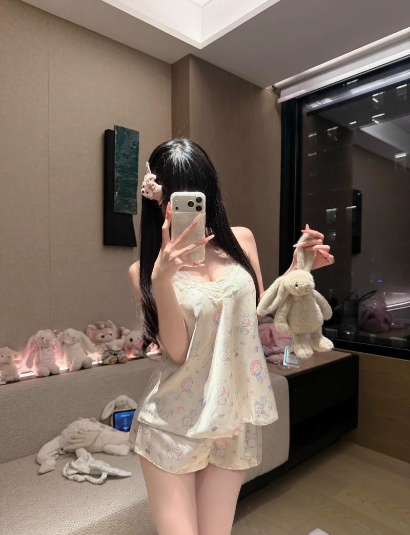 Hot girl đồ ngủ bú cặc ngon ướt dâm