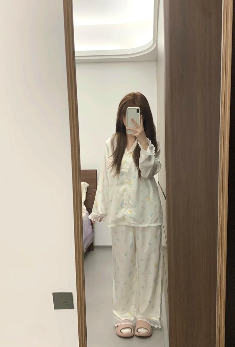 Đồ ngủ mỏng tang lộ rõ lồn hồng dâm