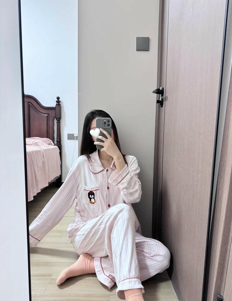 Hot girl đồ ngủ lọt khe hậu môn hồng bị nhét