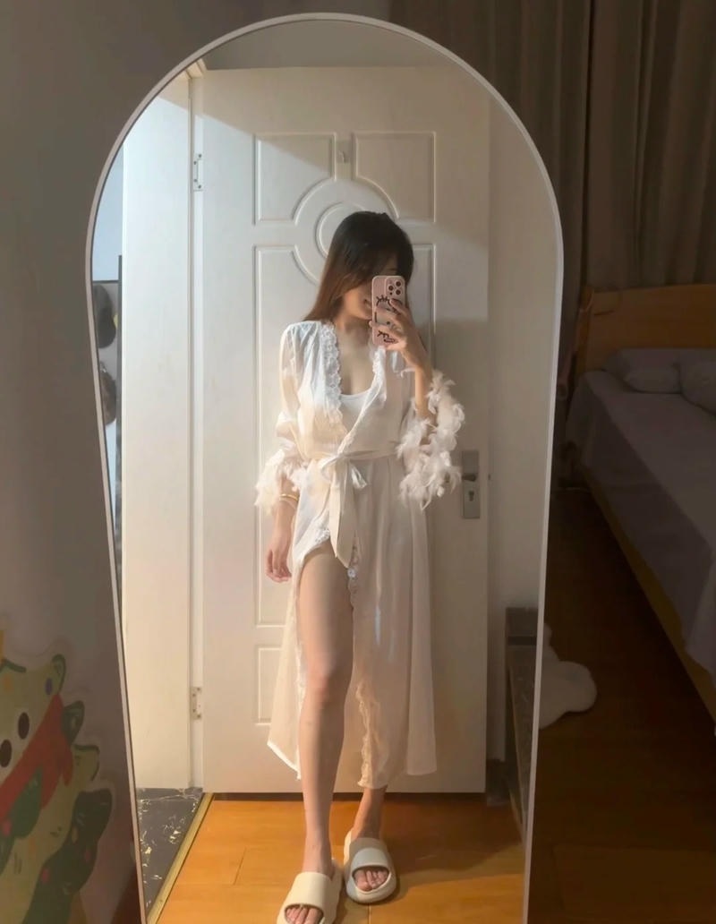 Gái xinh mặc đồ ngủ nứng điên phun nước lồn