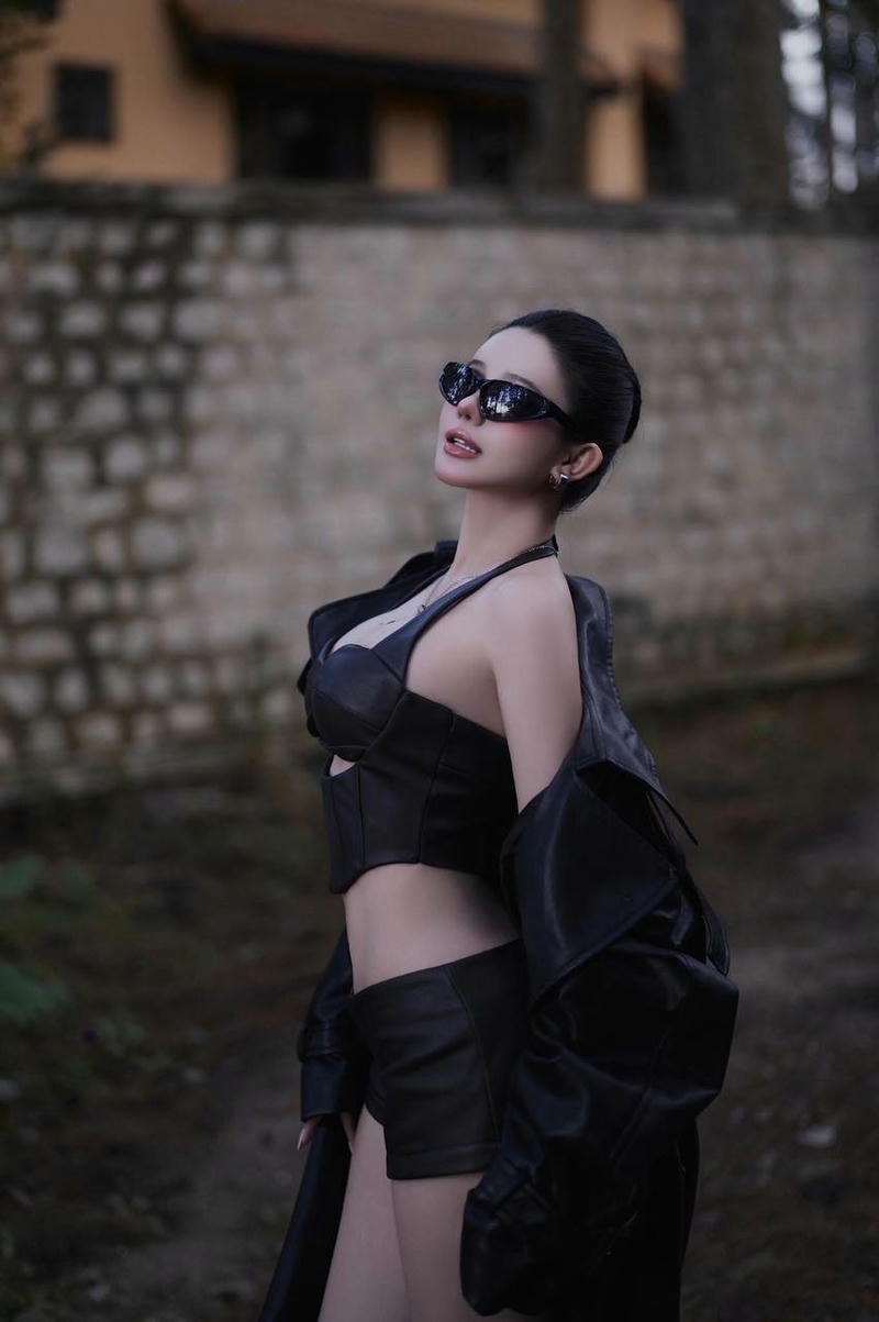 Gái xinh vú khủng quỳ bú dã man