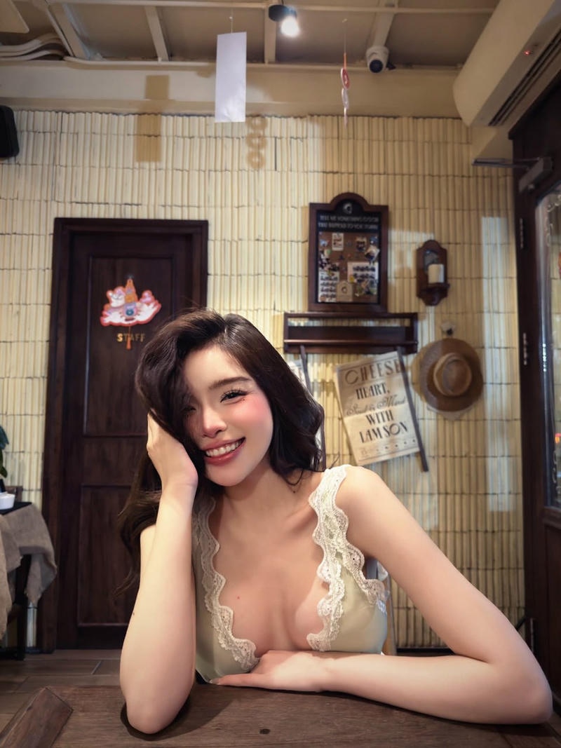 Ngực to tròn phun tinh nóng lên mặt