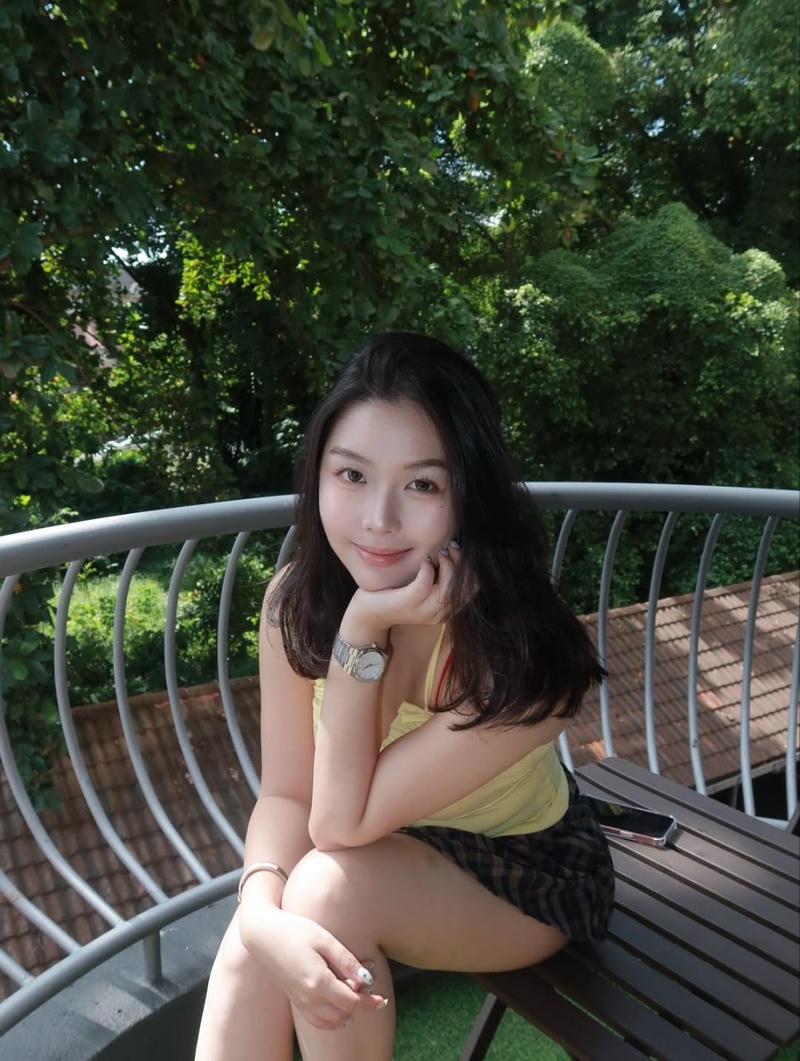 Gái xinh khoe vú to rung khi cười dâm