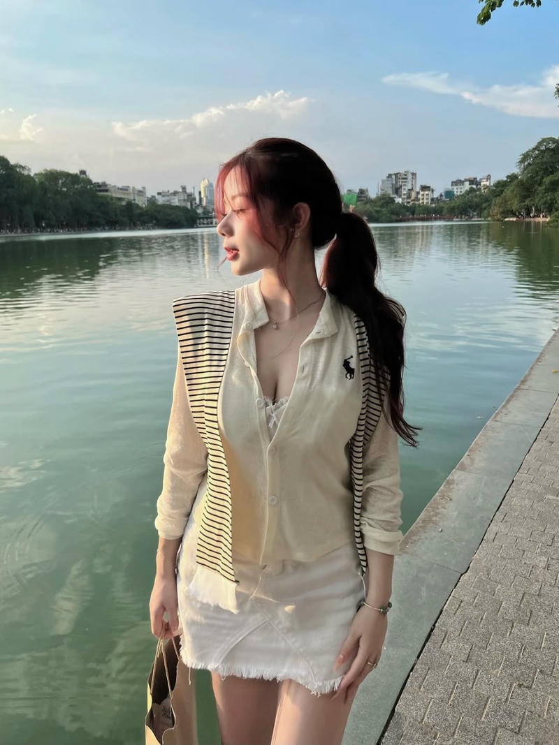 Gái khoe vú vú căng bị gió hất tung