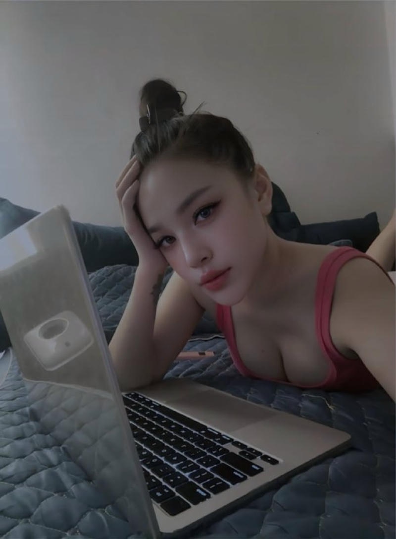 Gái xinh khoe vú to rung mạnh khi chạy