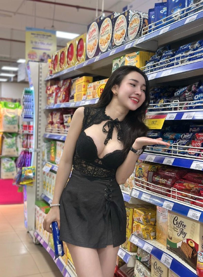 Vú khủng gái khoe ngực tràn đầy tinh nóng