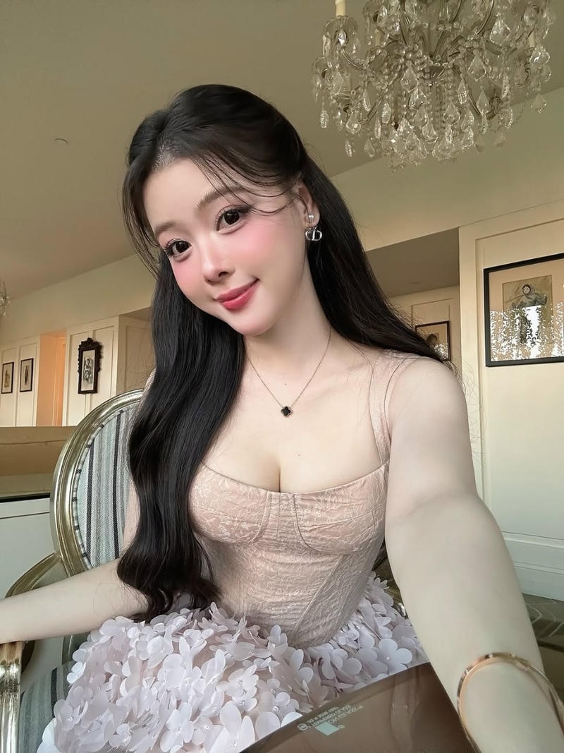 Hot girl khoe vú căng suýt tuột áo mỏng