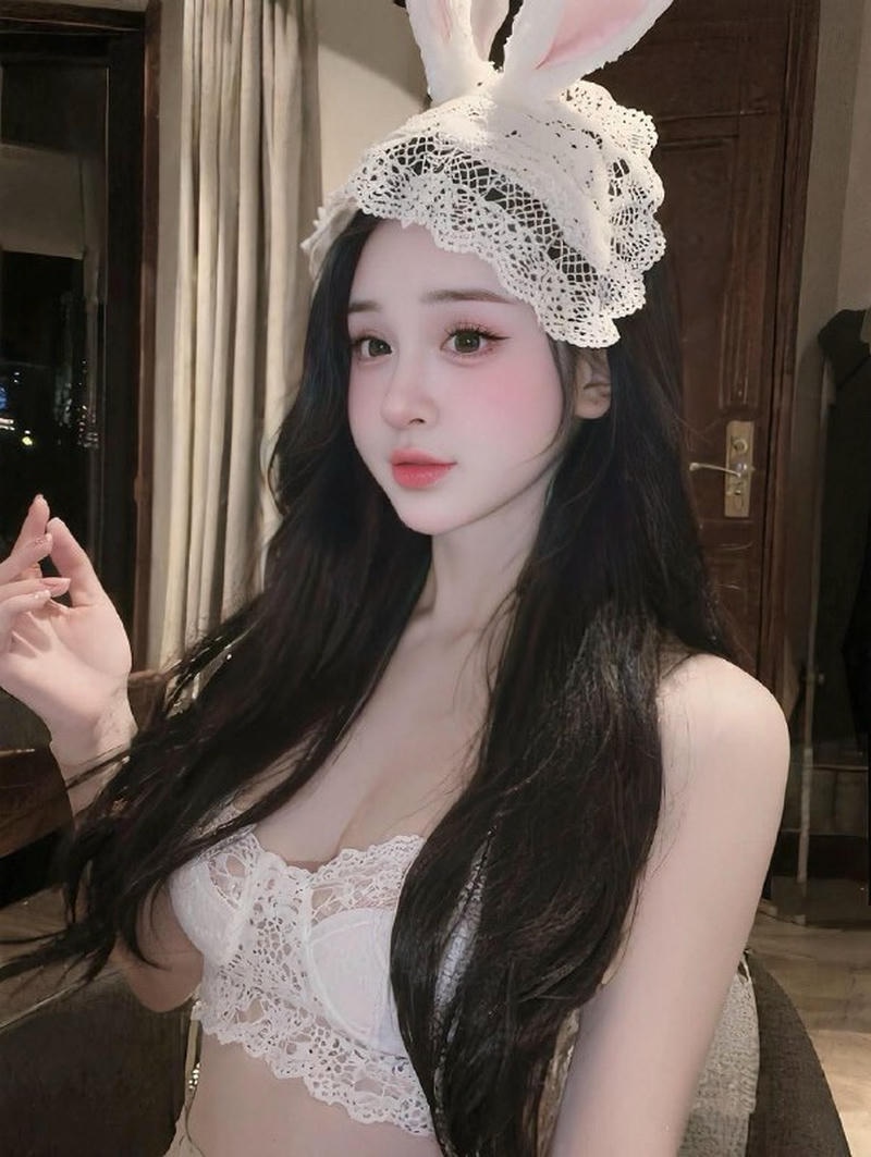 Gái xinh khoe vú to ngực chạm tay dâm