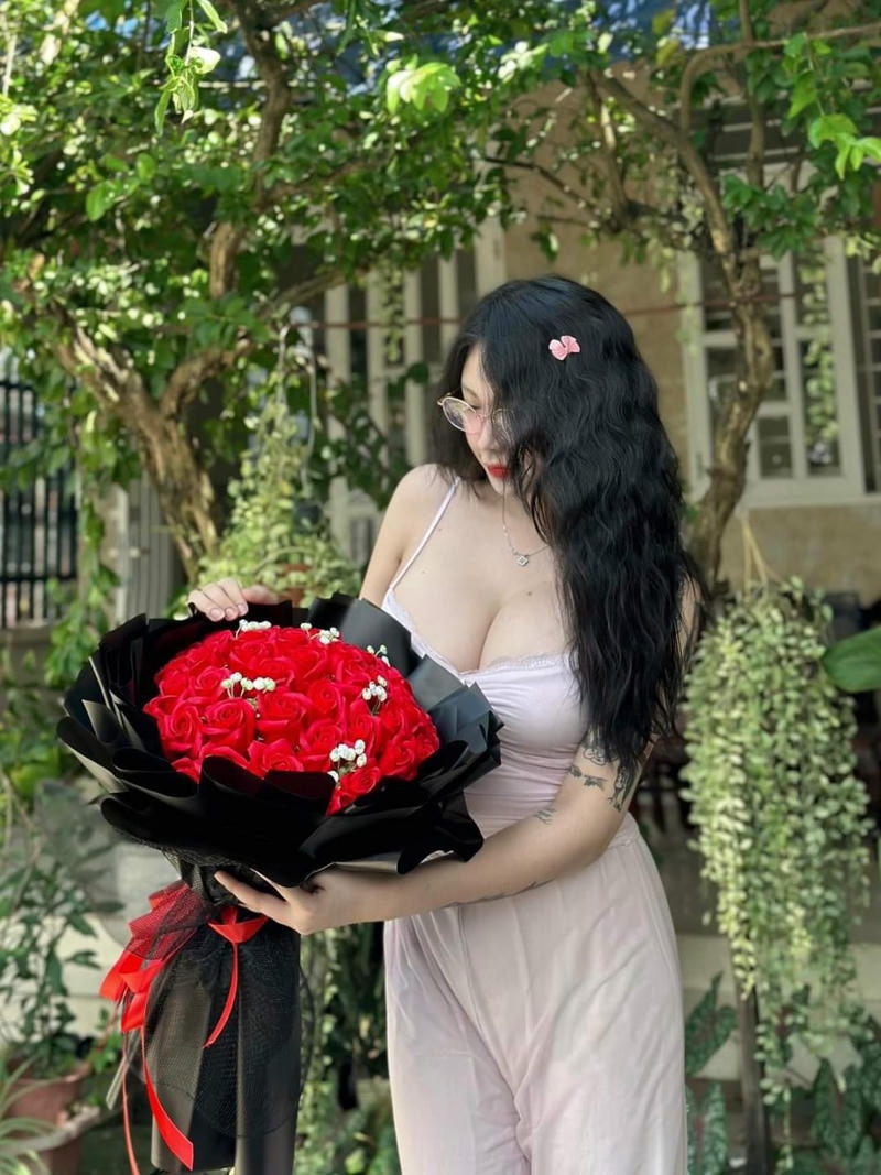 Gái xinh khoe vú to tròn tinh nóng đầy