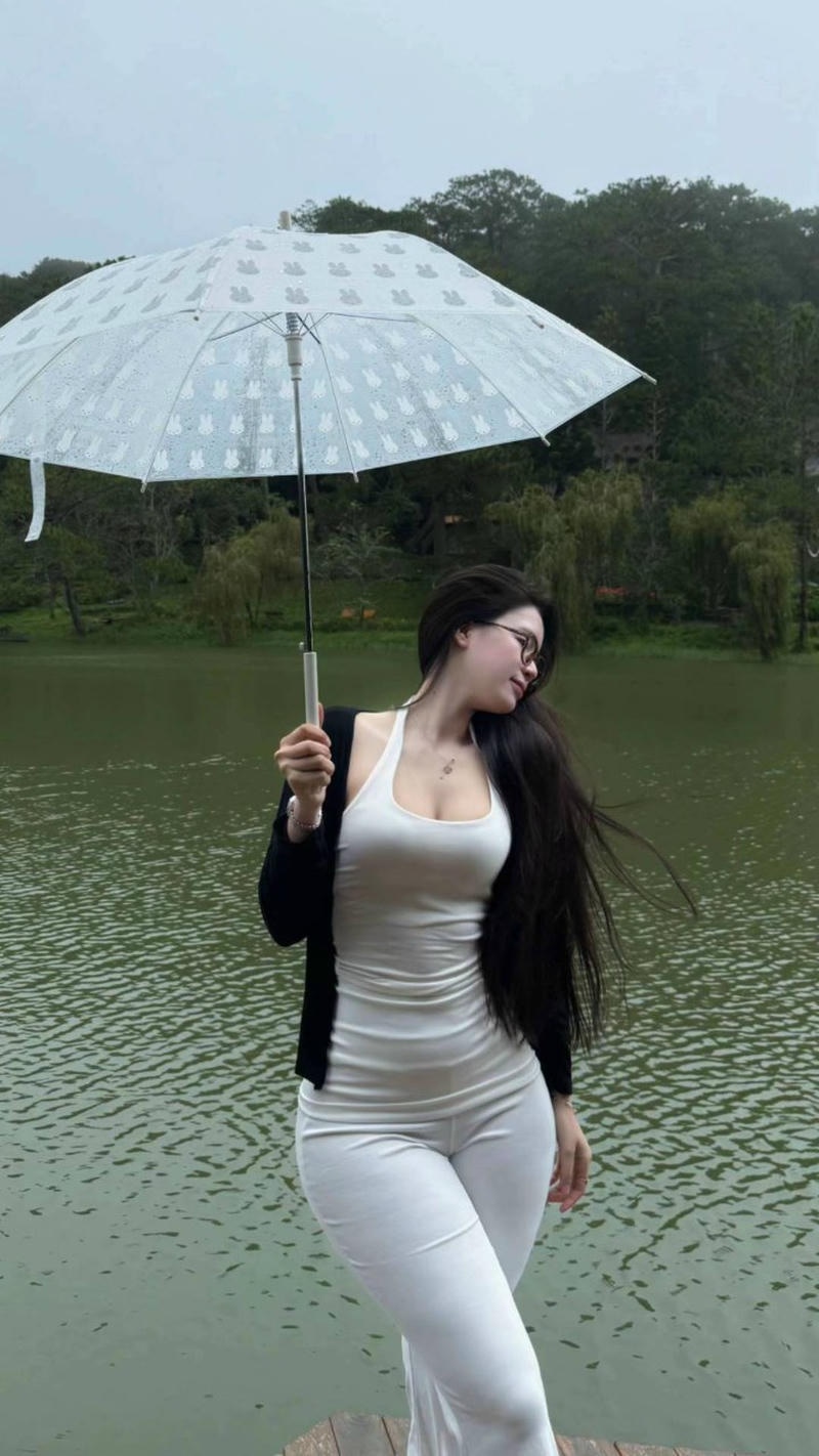 Hot girl khoe vú căng phập phồng không bra