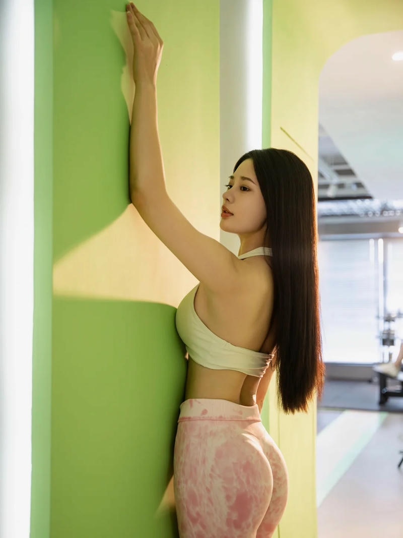 Chổng mông lồn hồng bị cặc to banh toang