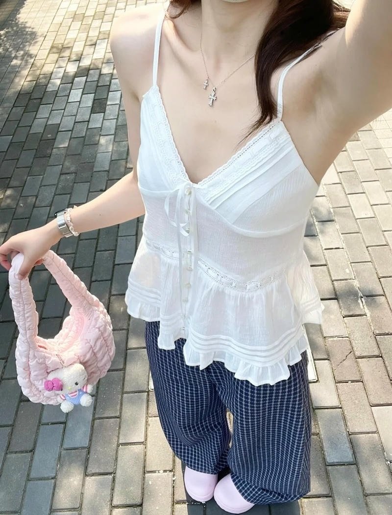Gái xinh áo 2 dây lồn ướt lộ rõ chờ cặc