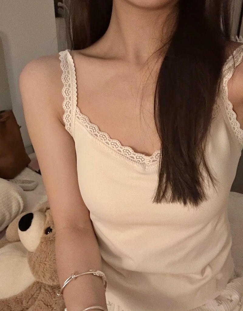 Hot girl áo 2 dây chổng mông mời nhét sâu