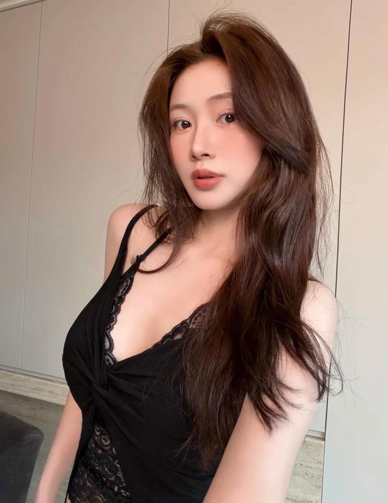 Gái xinh mặc áo 2 dây bị gangbang vú rung