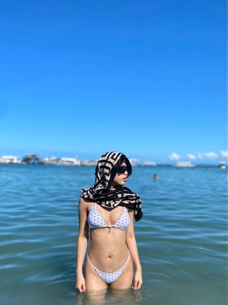 Gái Hàn xinh bikini vú căng bị véo đau