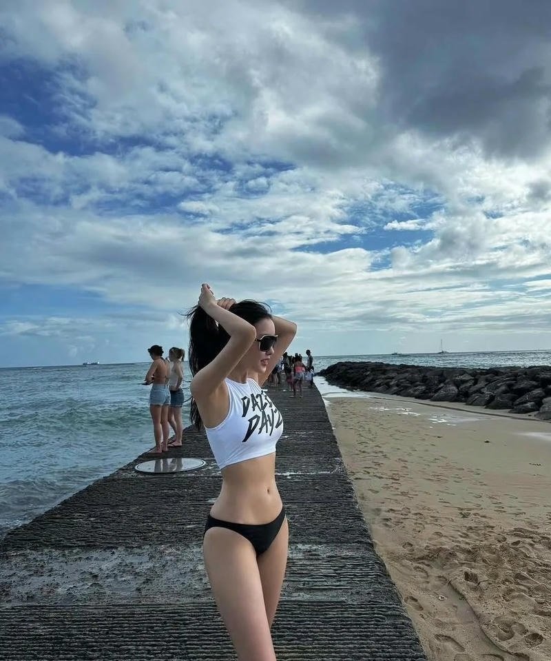 Hot Korean bikini chờ cặc to nứt lồn