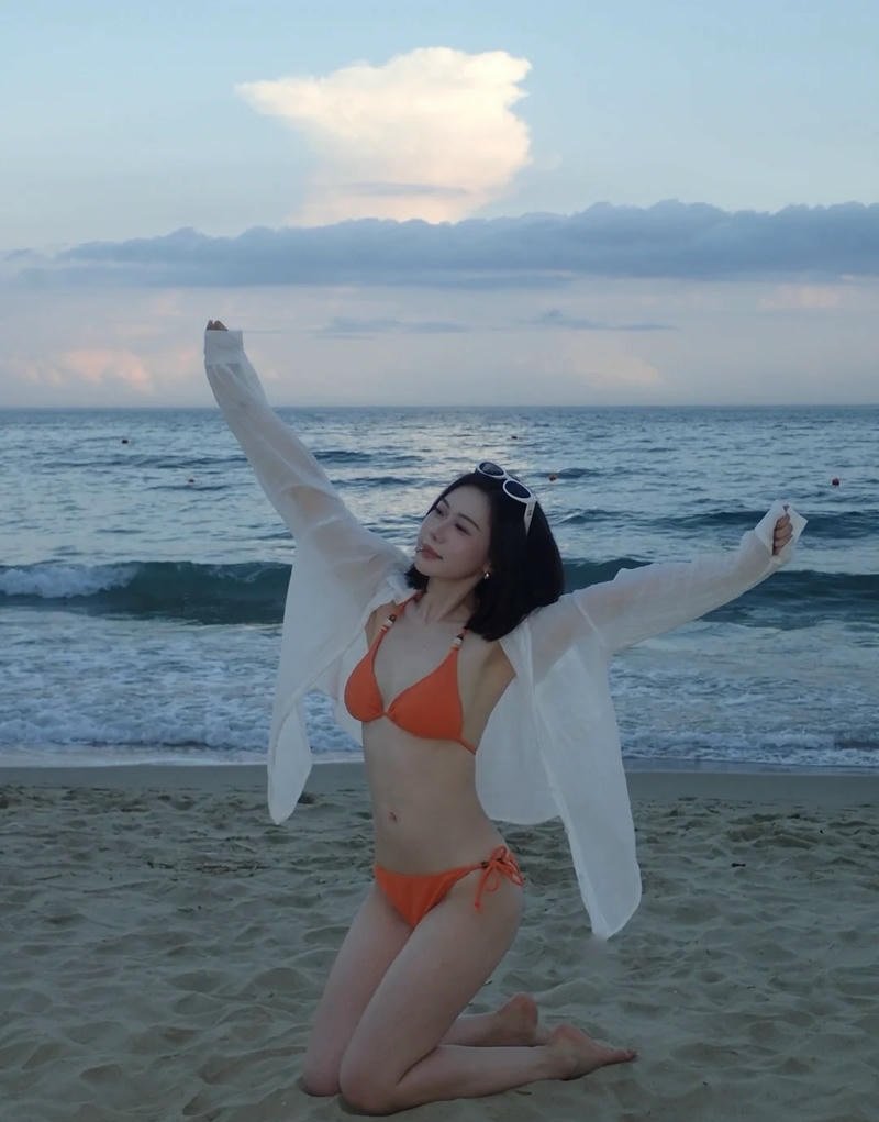 Gái Hàn mặc bikini lồn hồng bị cặc banh